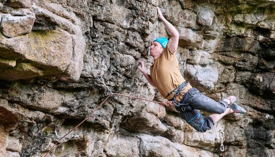 Steep rock climbing with athletic foot swing