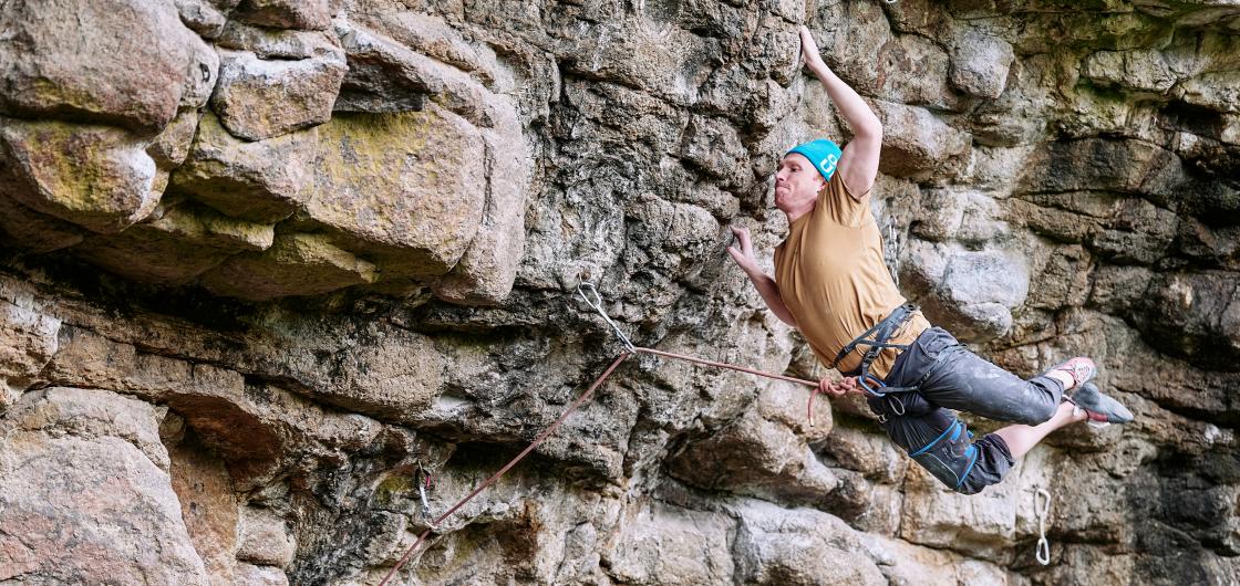 Steep rock climbing with athletic foot swing