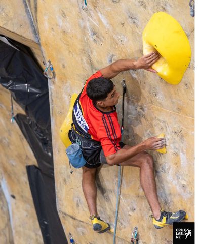 Competitor in climbing competition