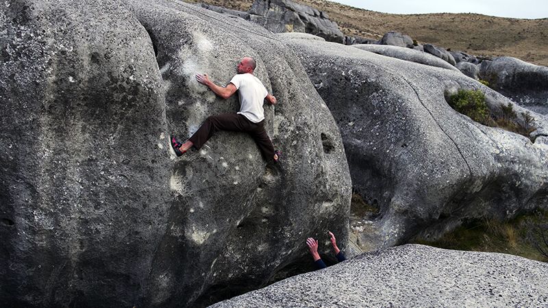 Boulderer on double groove
