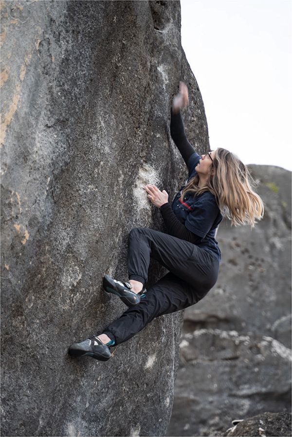 female climber on boulder problem